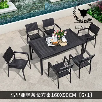 Комбинация от улични пластмасови и дървени маси и столове, градина за отдих, маса за хранене на открито, тераса и столове