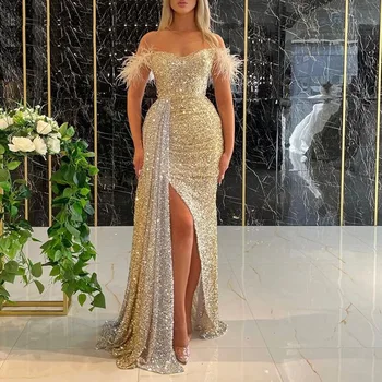Луксозна вечерна рокля златист цвят с отворени рамене, вечерна рокля с ръкави-пера, елегантна сватбена рокля на шаферка с висока цепка