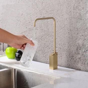 Притискателния кран за директно подаване на питейна вода, въртене на крана за кухненска мивка, общи месинг, черна четка, златен кран за мивка