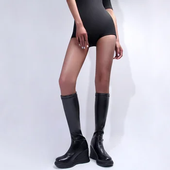 Черни ботуши в стил пънк на танкетке, 2023, зимни дамски ботуши до коляното на висок ток с дебела подметка, женски ботуши на платформа от изкуствена кожа, обувки
